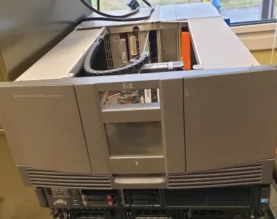 AD581C - HP StorageWorks MSL6026 Tape Library with 0 x Drive