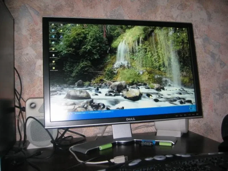 GM504 - Dell UltraSharp 2407WFP-HC 24-inch 1920 x 1200 at 60Hz DVI-D / USB 2 / VGA Monitor