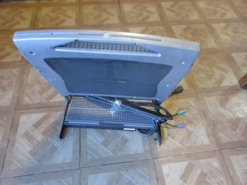 PF033 - Dell 15-inch LCD 15FP 1U Rack Mounted KVM Console