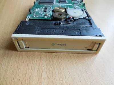 STT320000A - Seagate 10GB(Native) / 20GB(Compressed) Travan-5 (TR-5) ATA/IDE 3.5-inch Internal Tape Drive